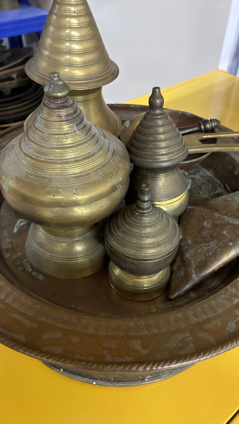 ชุดเครื่องบูชาทองเหลืองฝาซ้อนเป็นชั้นทรงสูงหลายใบวางบนถาดทองแดงเก่า