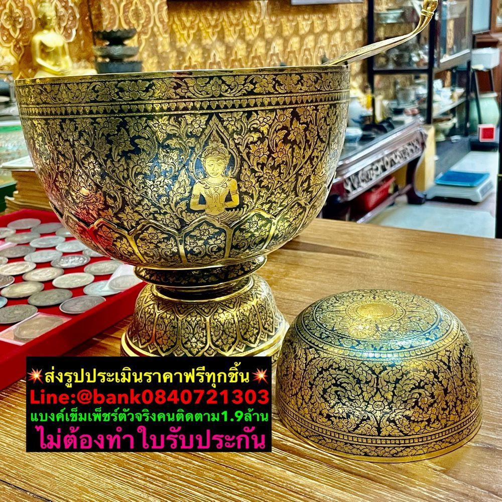 เครื่องชั่งทองและเครื่องประดับทองบนโต๊ะตรวจที่หน้าร้าน
