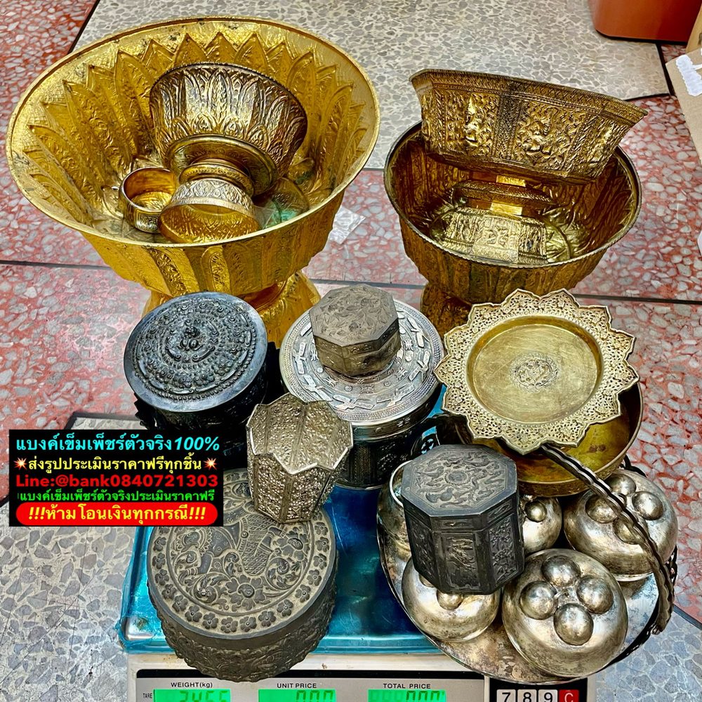 ขันและภาชนะโลหะโบราณวางเรียงเพื่อดูฝีมือและสภาพ